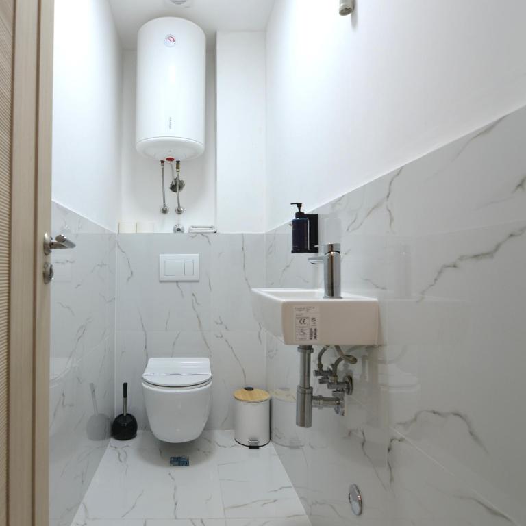 Azure Breeze Suites B - One-Bedroom Apartment - 16