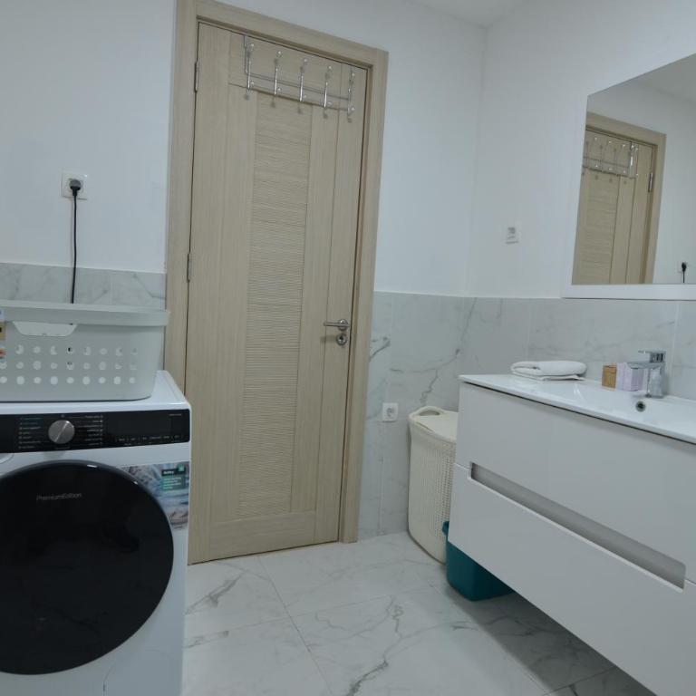 Azure Breeze Suites B - One-Bedroom Apartment - 14