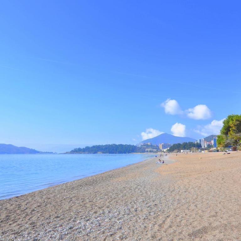Azure Breeze Suites B - One-Bedroom Apartment - 2