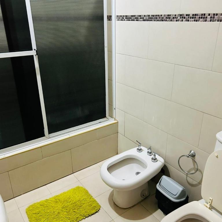 Hermosa Casa con Quincho y pileta - Three-Bedroom House - 12