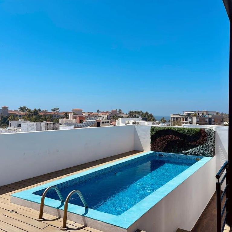 Rooftop Pool Apartment 3 Blocks to Beach - Apartment - 1