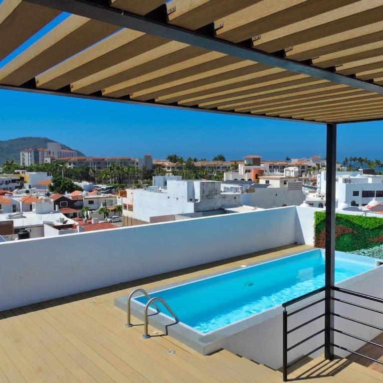 Rooftop Pool Apartment 3 Blocks to Beach - Apartment - 2