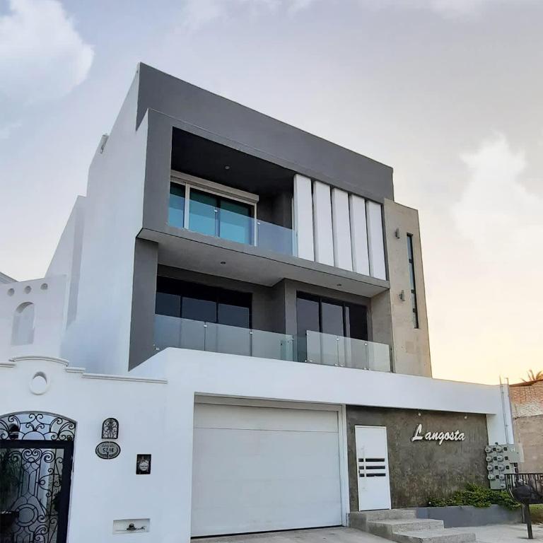 Rooftop Pool Apartment 3 Blocks to Beach - Apartment - 11