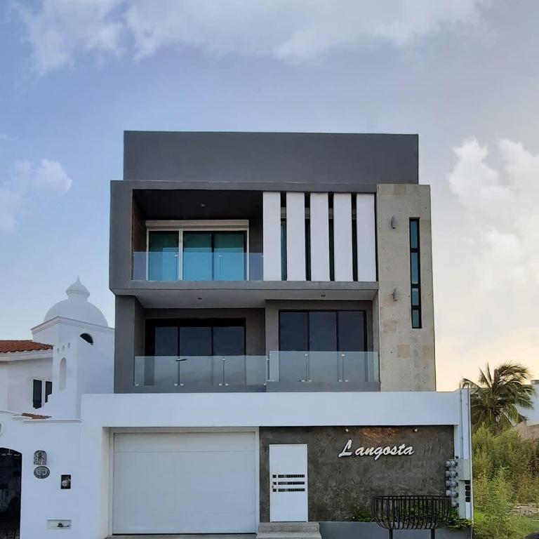 Rooftop Pool Apartment 3 Blocks to Beach - Apartment - 17