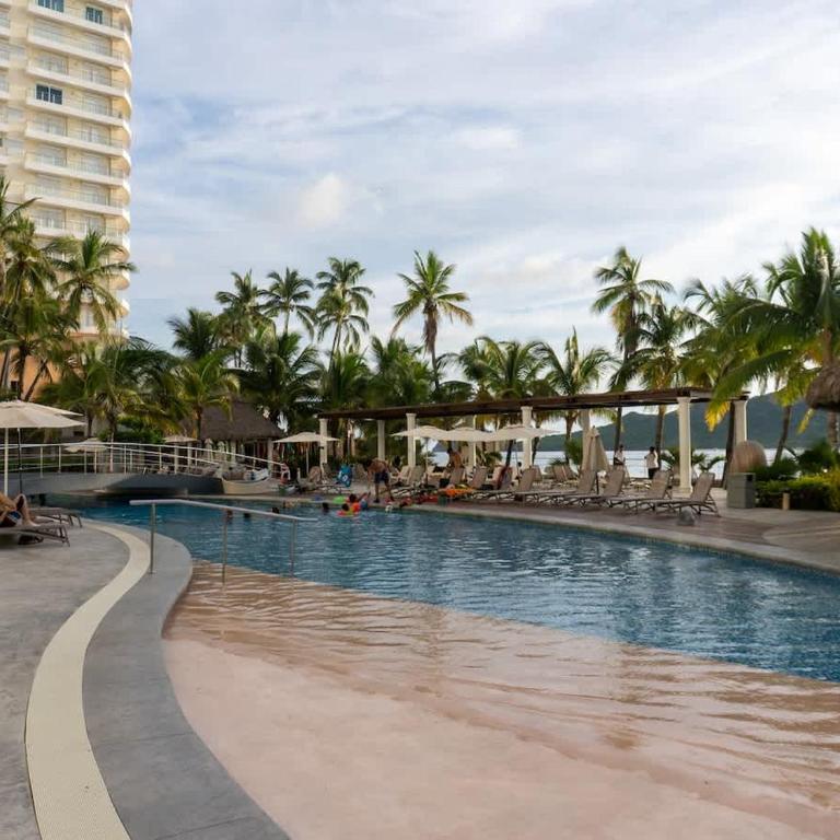 Luxe Oceanfront Condo in Golden Zone - Apartment - 4