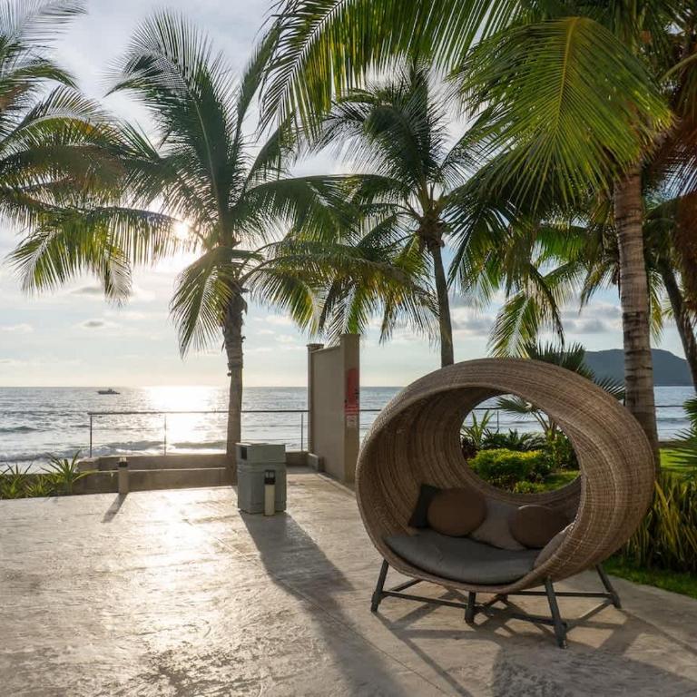 Luxe Oceanfront Condo in Golden Zone - Apartment - 11