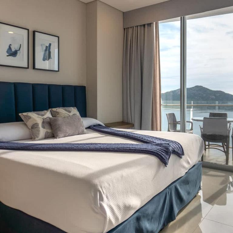 Luxe Oceanfront Condo in Golden Zone - Apartment - 10
