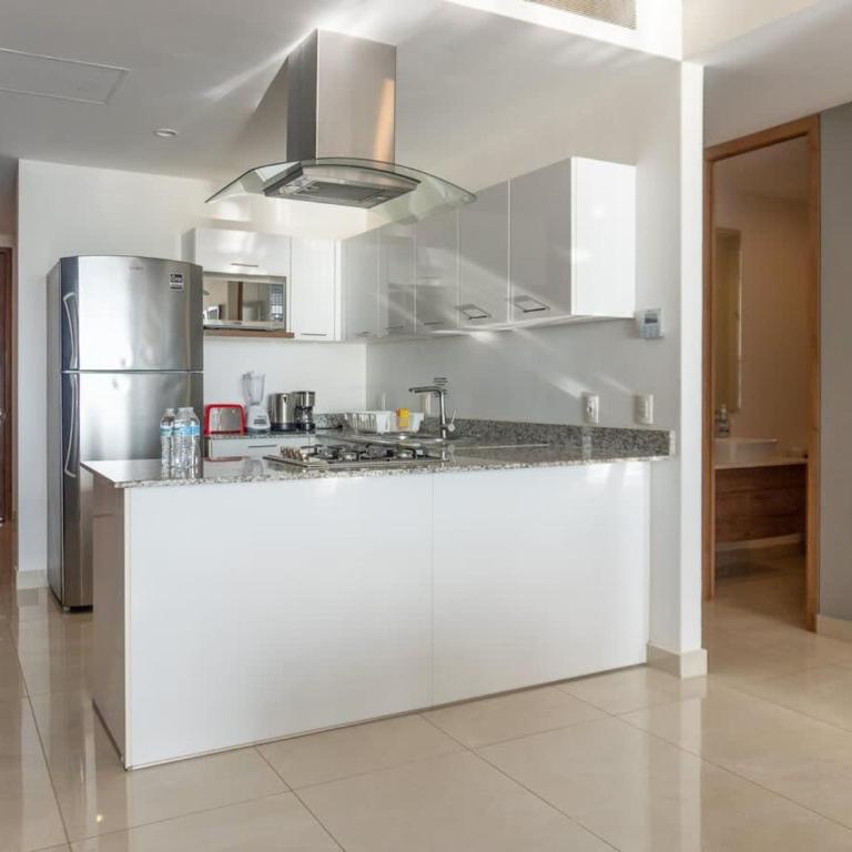 Luxe Oceanfront Condo in Golden Zone - Apartment - 13