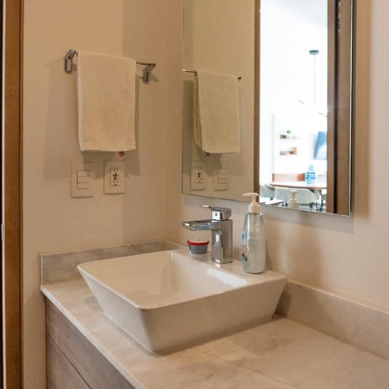 Luxe Oceanfront Condo in Golden Zone - Apartment - 32