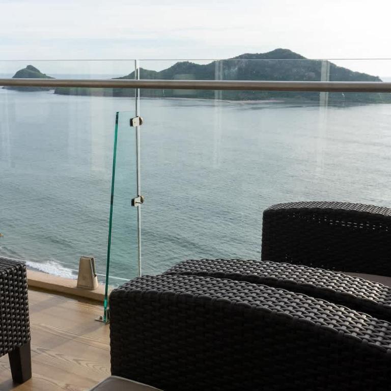 Luxe Oceanfront Condo in Golden Zone - Apartment - 33