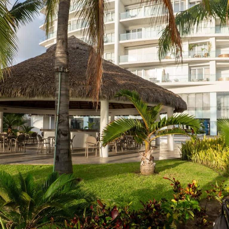 Luxe Oceanfront Condo in Golden Zone - Apartment - 50