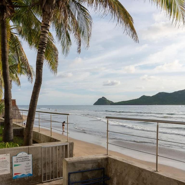 Luxe Oceanfront Condo in Golden Zone - Apartment - 52