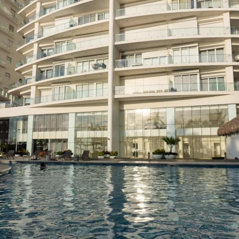 Luxe Oceanfront Condo in Golden Zone - Apartment - 54