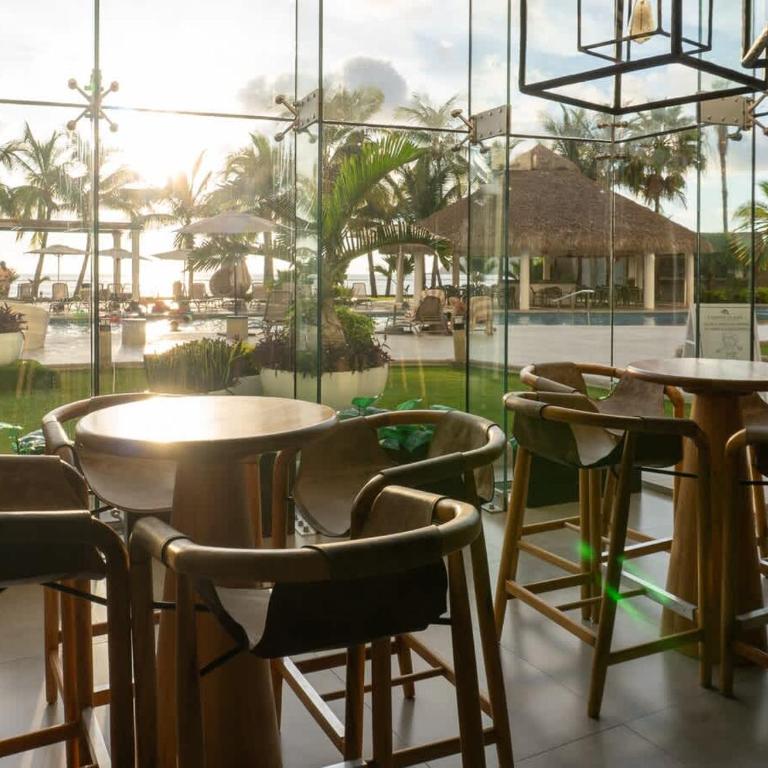 Luxe Oceanfront Condo in Golden Zone - Apartment - 64