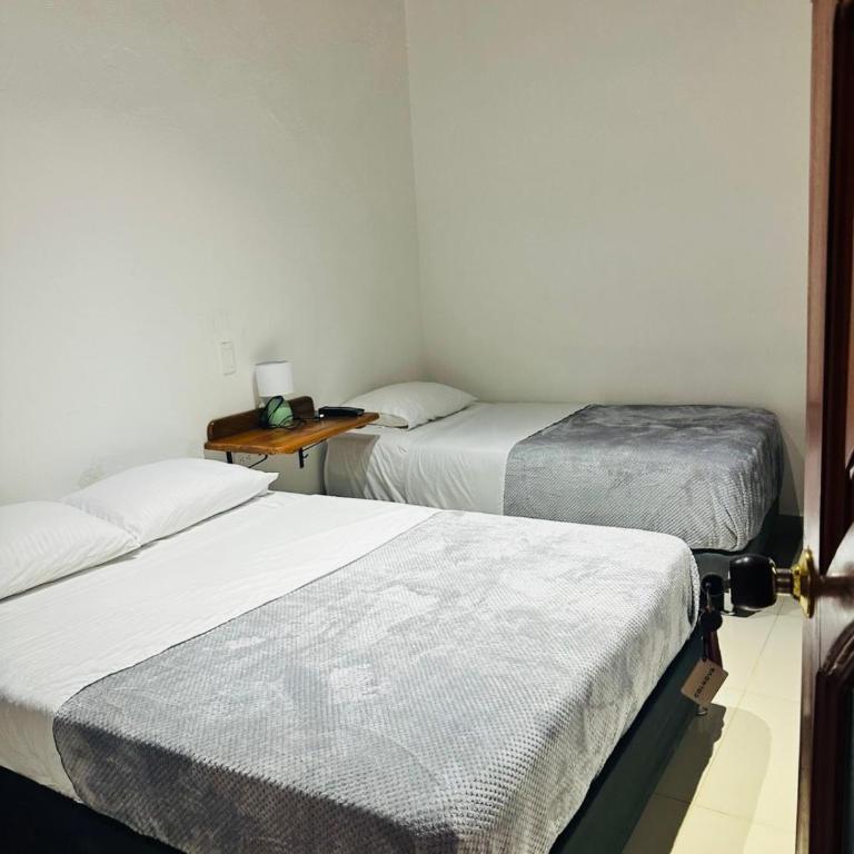 Hotel Jardin de Rosas - Double Room with Private Bathroom - 2