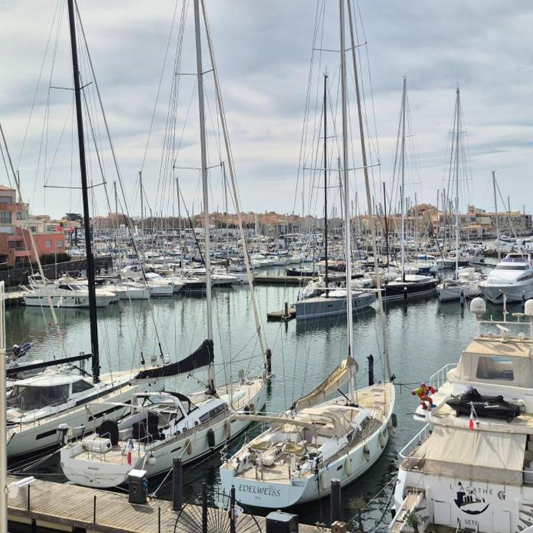 Agde Marine, T4 en duplex vue Centre Port avec parking - Appartement 3 Chambres - 32