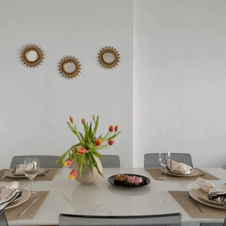 Riviera Modern 2BR Stay w Sunny Balcony and Pools - Habitación Individual - 31