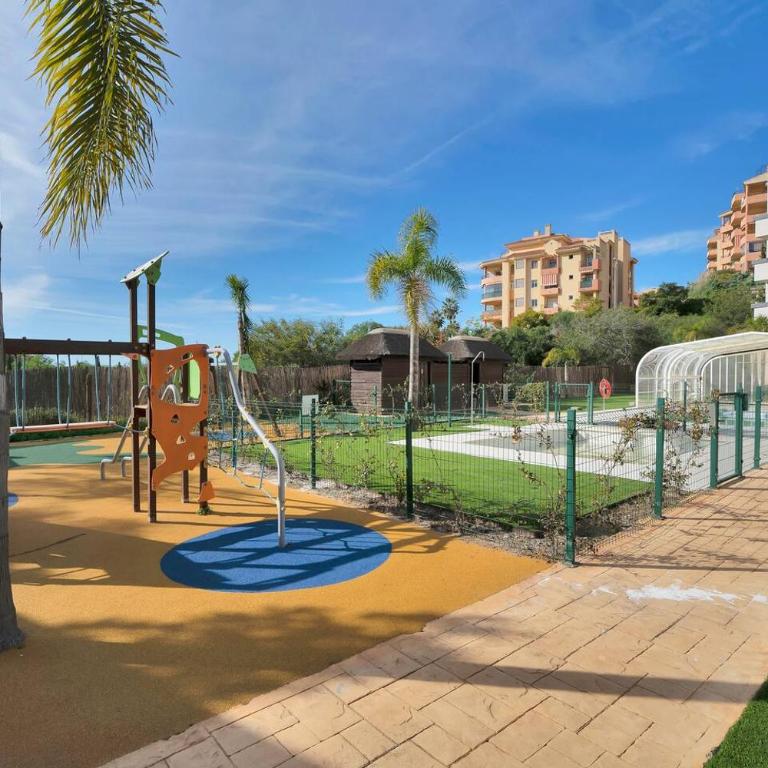 Riviera Modern 2BR Stay w Sunny Balcony and Pools - Habitación Individual - 29
