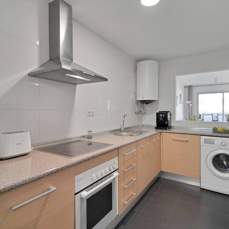 Riviera Modern 2BR Stay w Sunny Balcony and Pools - Habitación Individual - 9