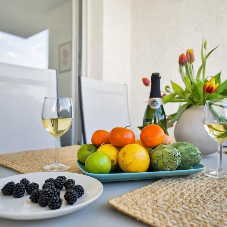 Riviera Modern 2BR Stay w Sunny Balcony and Pools - Habitación Individual - 25