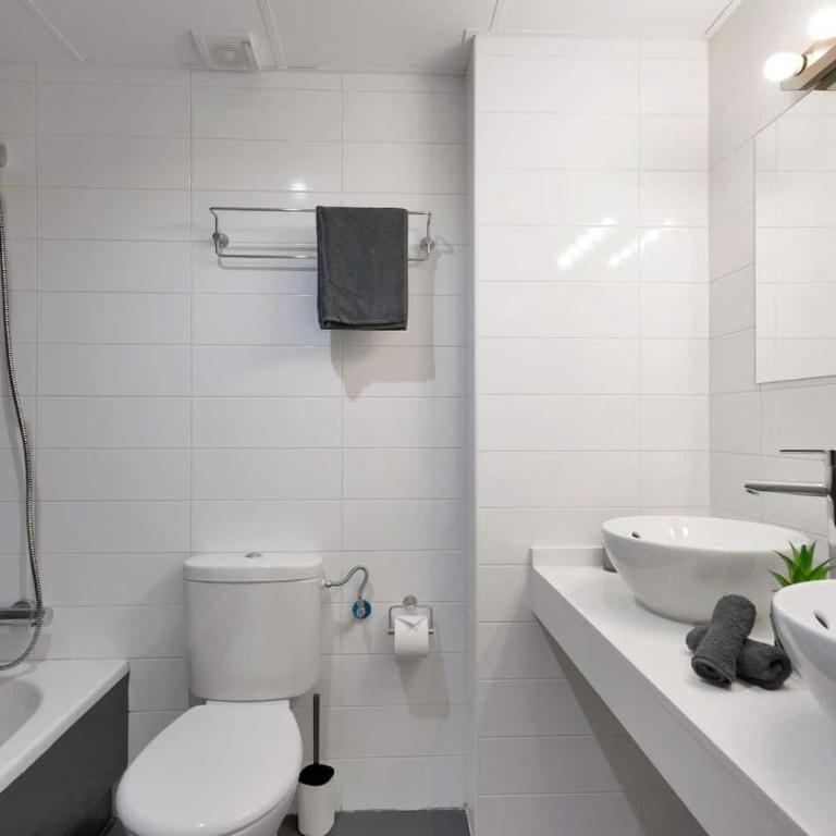 Riviera Modern 2BR Stay w Sunny Balcony and Pools - Habitación Individual - 24