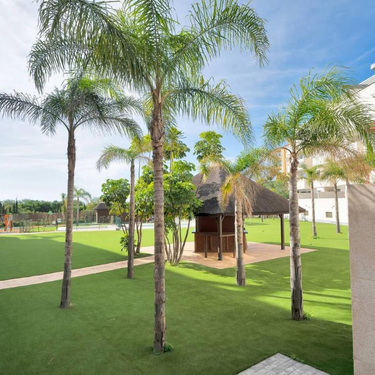 Riviera Modern 2BR Stay w Sunny Balcony and Pools - Habitación Individual - 27