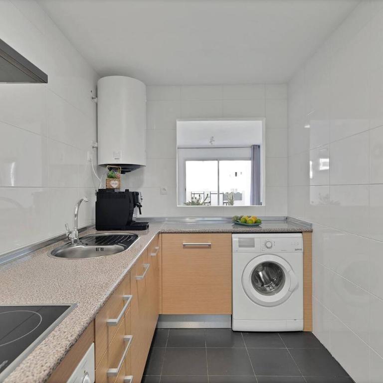 Riviera Modern 2BR Stay w Sunny Balcony and Pools - Habitación Individual - 12