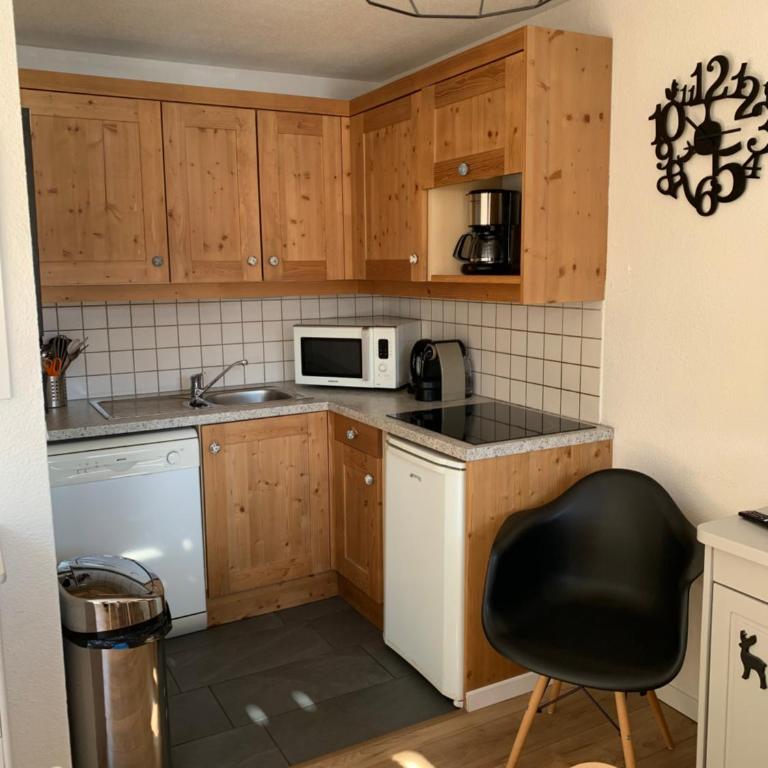 Appartement 2 chambres Chalet LE HAMEAU DES ECRINS Puy-Saint-Vincent 1800 au pied des pistes - Two-Bedroom Apartment - 6
