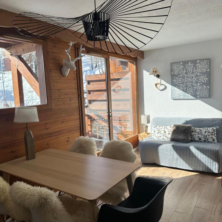 Appartement 2 chambres Chalet LE HAMEAU DES ECRINS Puy-Saint-Vincent 1800 au pied des pistes - Two-Bedroom Apartment - 1