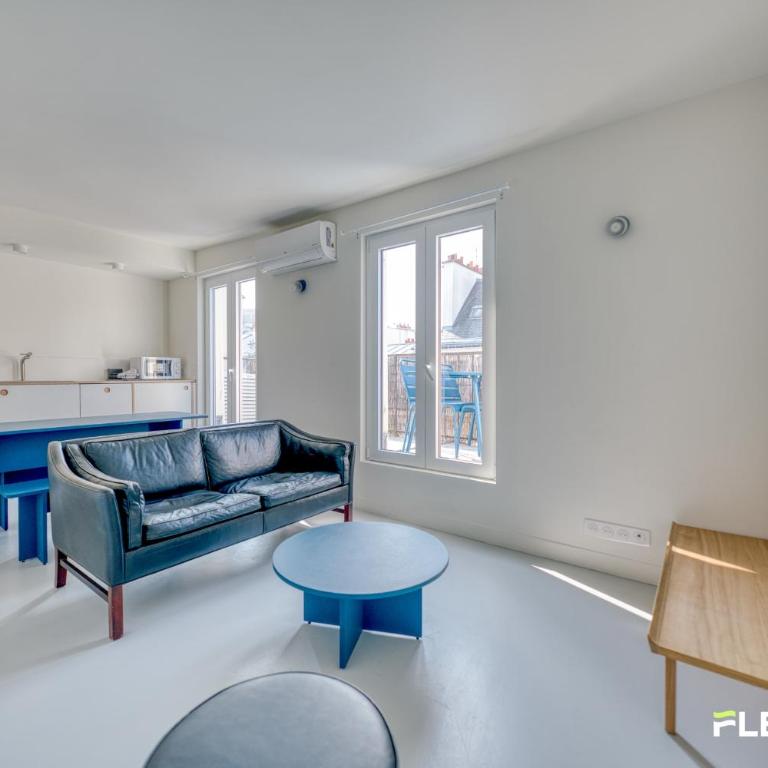 Bright T2 with balcony and Paris rooftop views 9th district - Apartment - 1