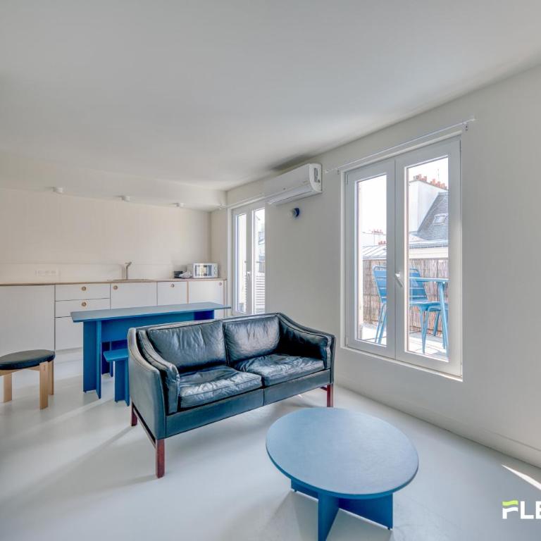 Bright T2 with balcony and Paris rooftop views 9th district - Apartment - 3