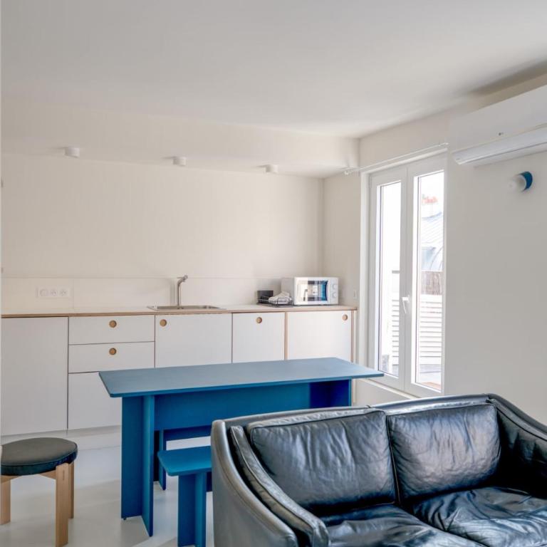Bright T2 with balcony and Paris rooftop views 9th district - Apartment - 9