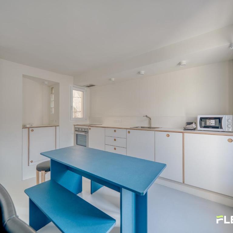 Bright T2 with balcony and Paris rooftop views 9th district - Apartment - 12