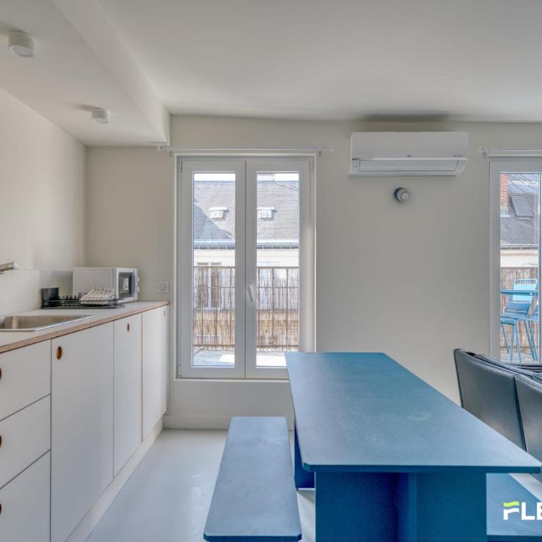Bright T2 with balcony and Paris rooftop views 9th district - Apartment - 11