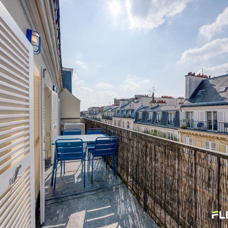 Bright T2 with balcony and Paris rooftop views 9th district - Apartment - 16