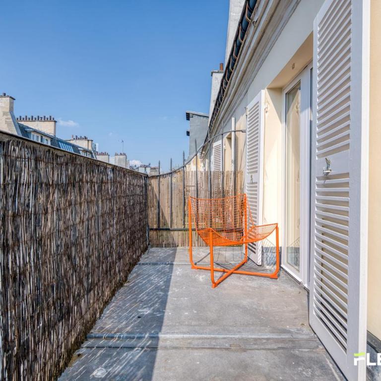 Bright T2 with balcony and Paris rooftop views 9th district - Apartment - 17