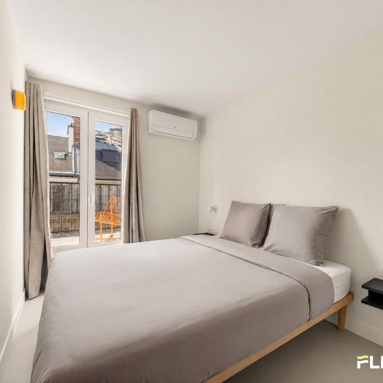 Bright T2 with balcony and Paris rooftop views 9th district - Apartment - 20