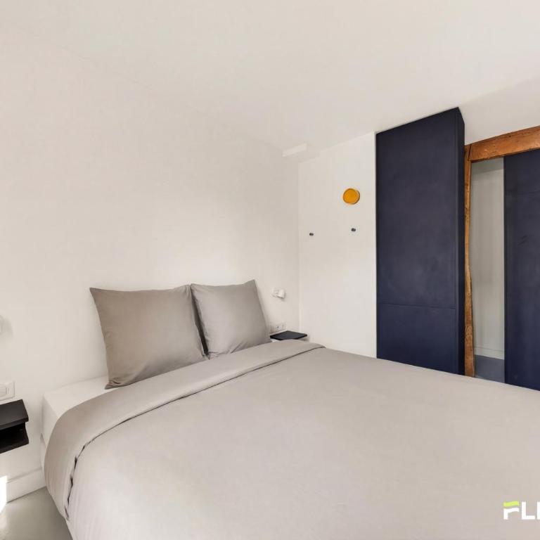 Bright T2 with balcony and Paris rooftop views 9th district - Apartment - 22