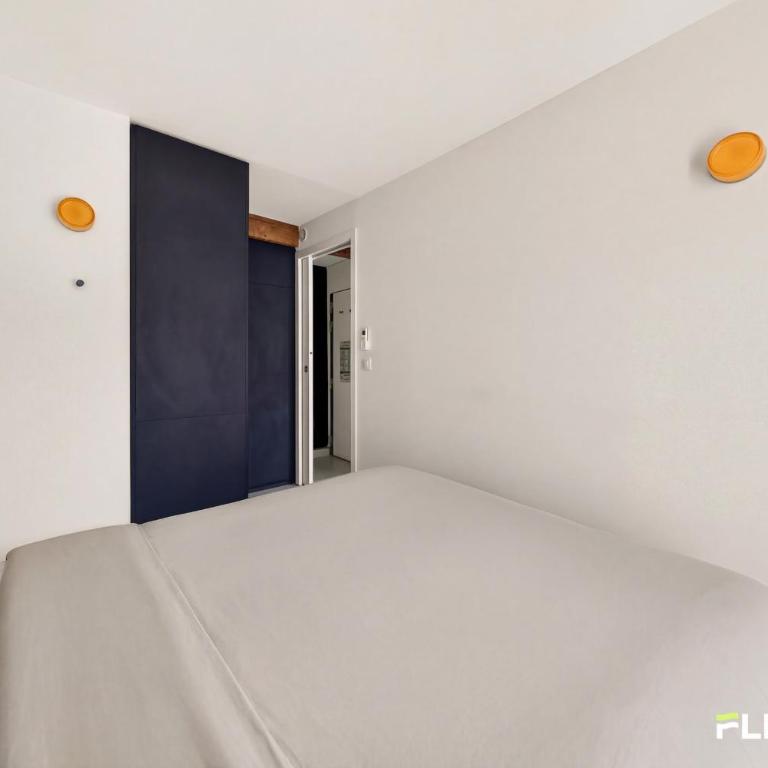 Bright T2 with balcony and Paris rooftop views 9th district - Apartment - 24