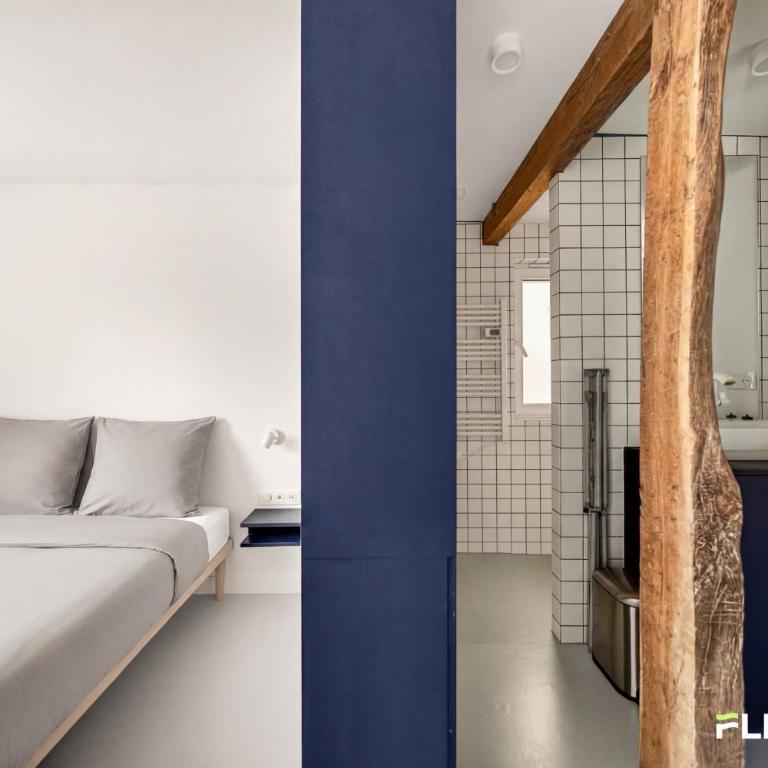 Bright T2 with balcony and Paris rooftop views 9th district - Apartment - 25
