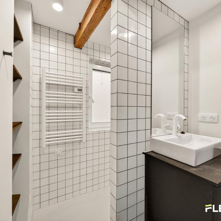 Bright T2 with balcony and Paris rooftop views 9th district - Apartment - 28