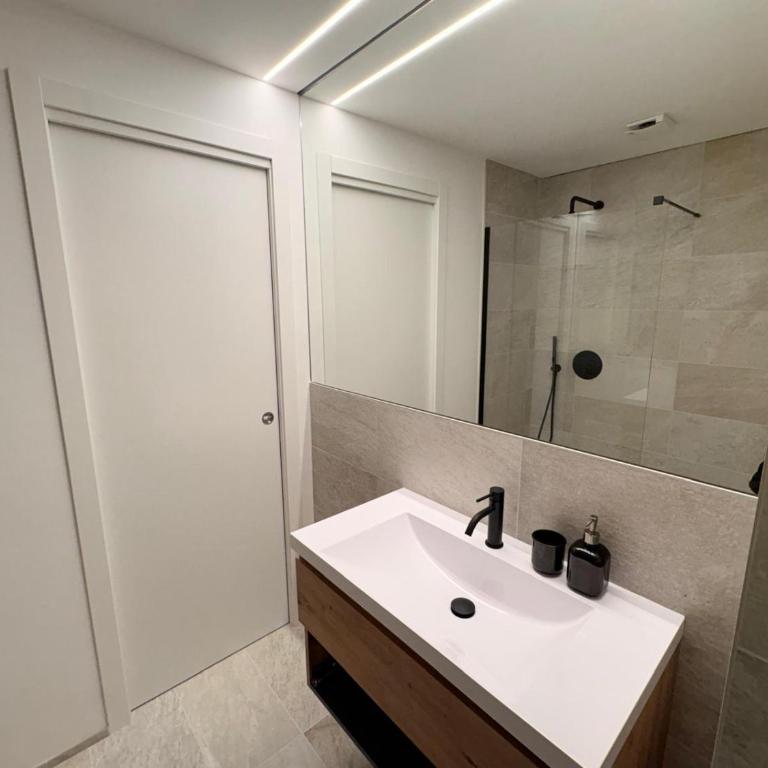 Comfort & Style in Como center with parking - One-Bedroom Apartment - 16
