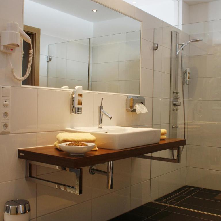 Almfrieden Hotel & Romantikchalet - Deluxe Doppelzimmer mit Dusche - 7