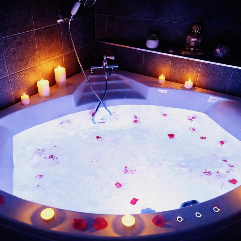 Le chalet romantique, SPA, Écran cinéma, Lit king size, day use, 10 min centre - Appartement 1 Chambre - 16