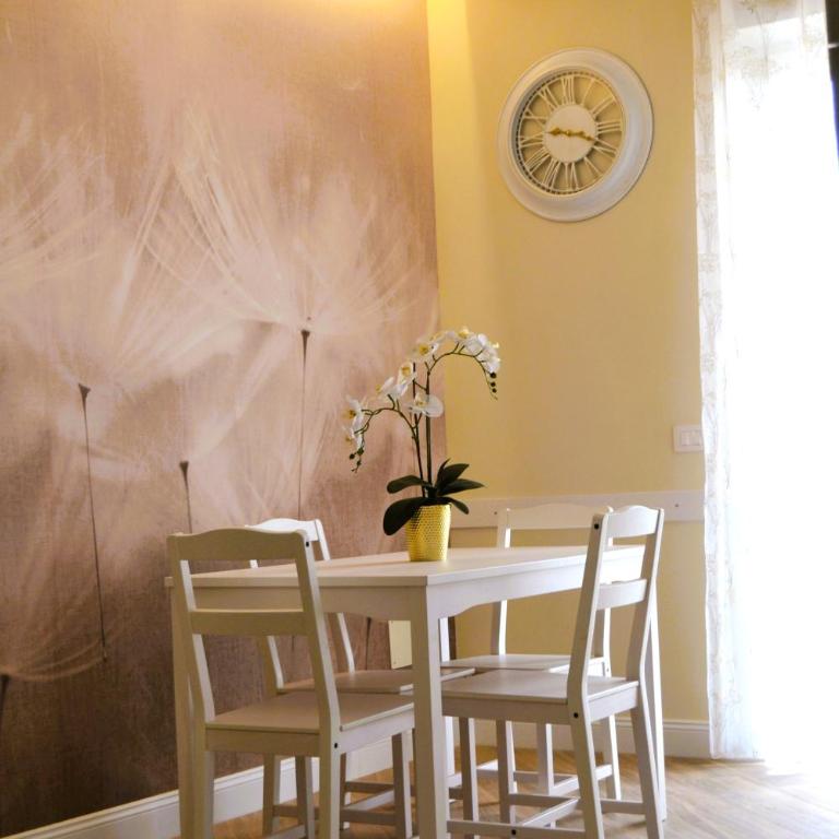 White Apartment - Metro C - Two-Bedroom Apartment - 1