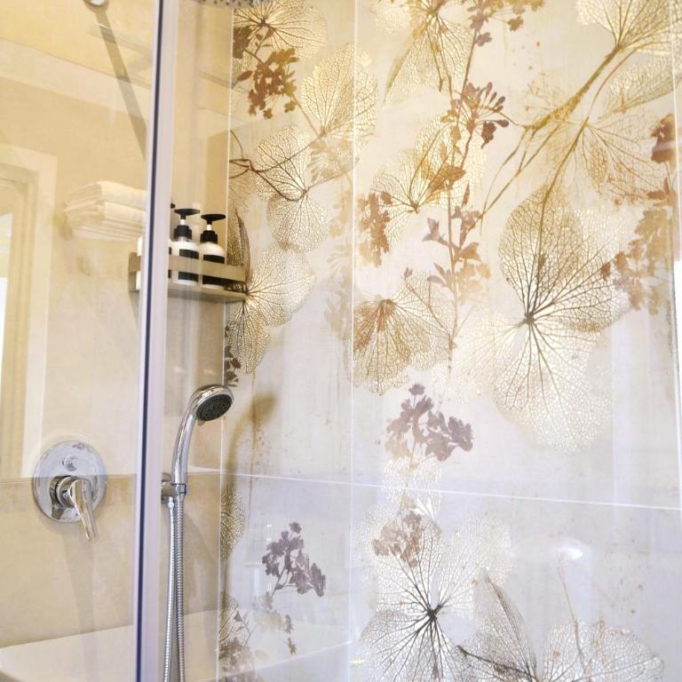 White Apartment - Metro C - Two-Bedroom Apartment - 27
