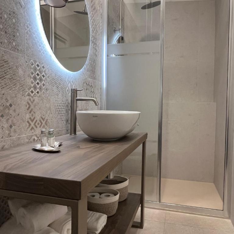 Zara Rooms - Double Room with Private Bathroom - 4