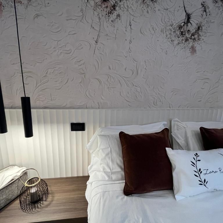 Zara Rooms - Double Room with Private Bathroom - 1
