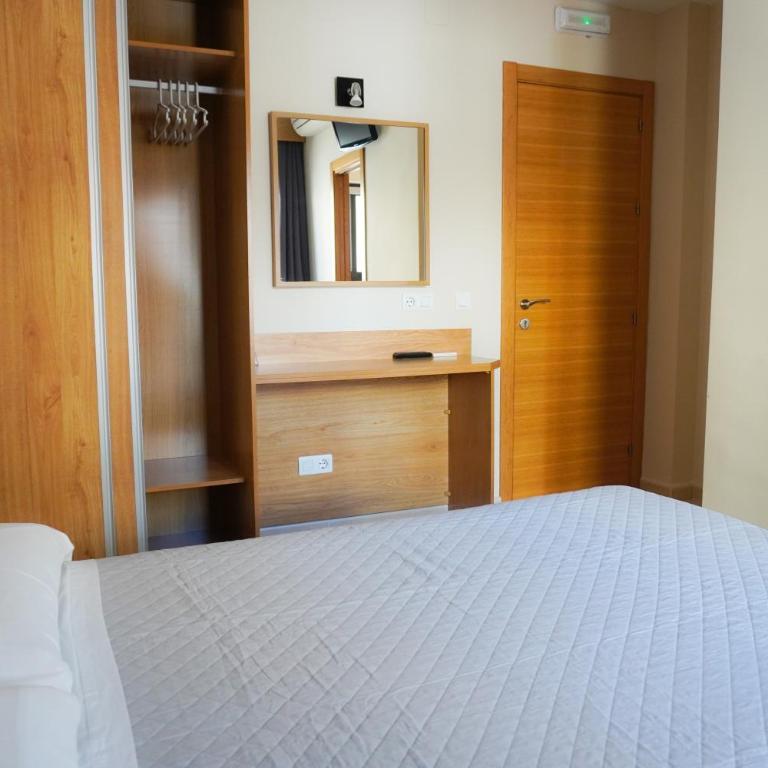 Hostal Costabella - Habitación Doble con baño privado - 1