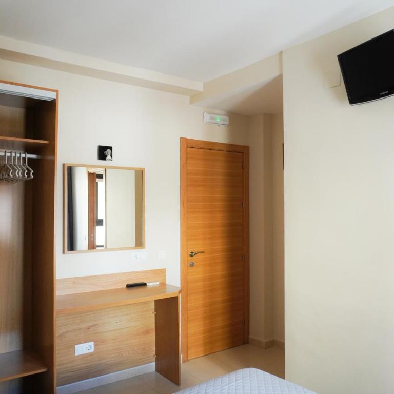 Hostal Costabella - Habitación Doble con baño privado - 6